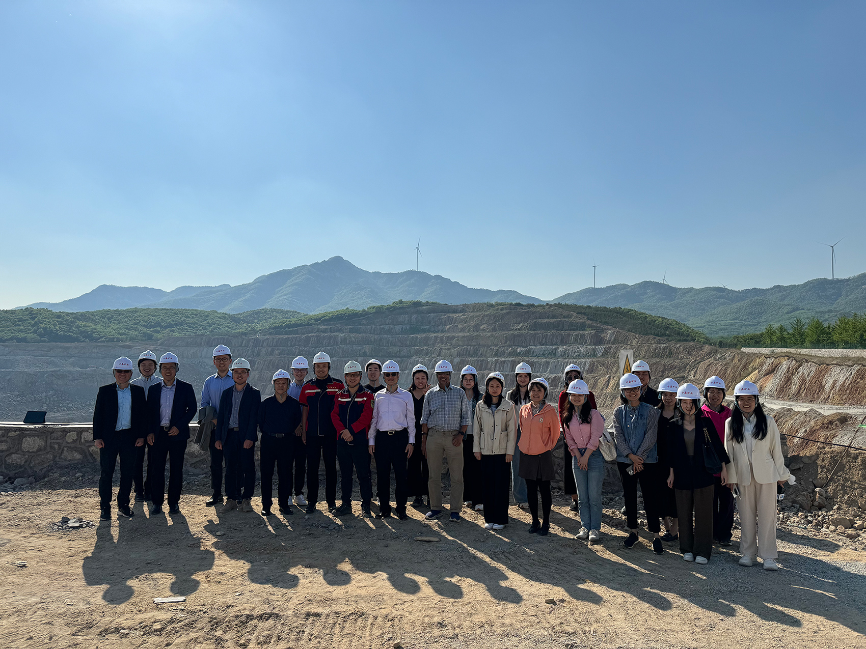 <p>世界黄金协会携媒体团探访露天矿</p>