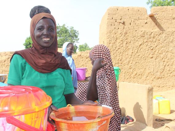 <p class="small-text">"IAMGOLD正与合作伙伴携手<br />
在萨赫勒（Sahel）地区实施一个卫生基础设施项目，<br />
该项目将在第一期完成时提供安全的<br />
饮用水，供10万多人饮用。"</p>
